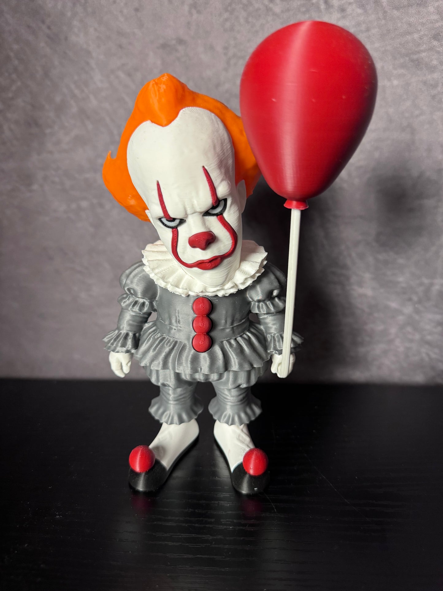 Pennywise Collectible Figure with Balloon – Small 18cm 3D Printed Horror Display Model